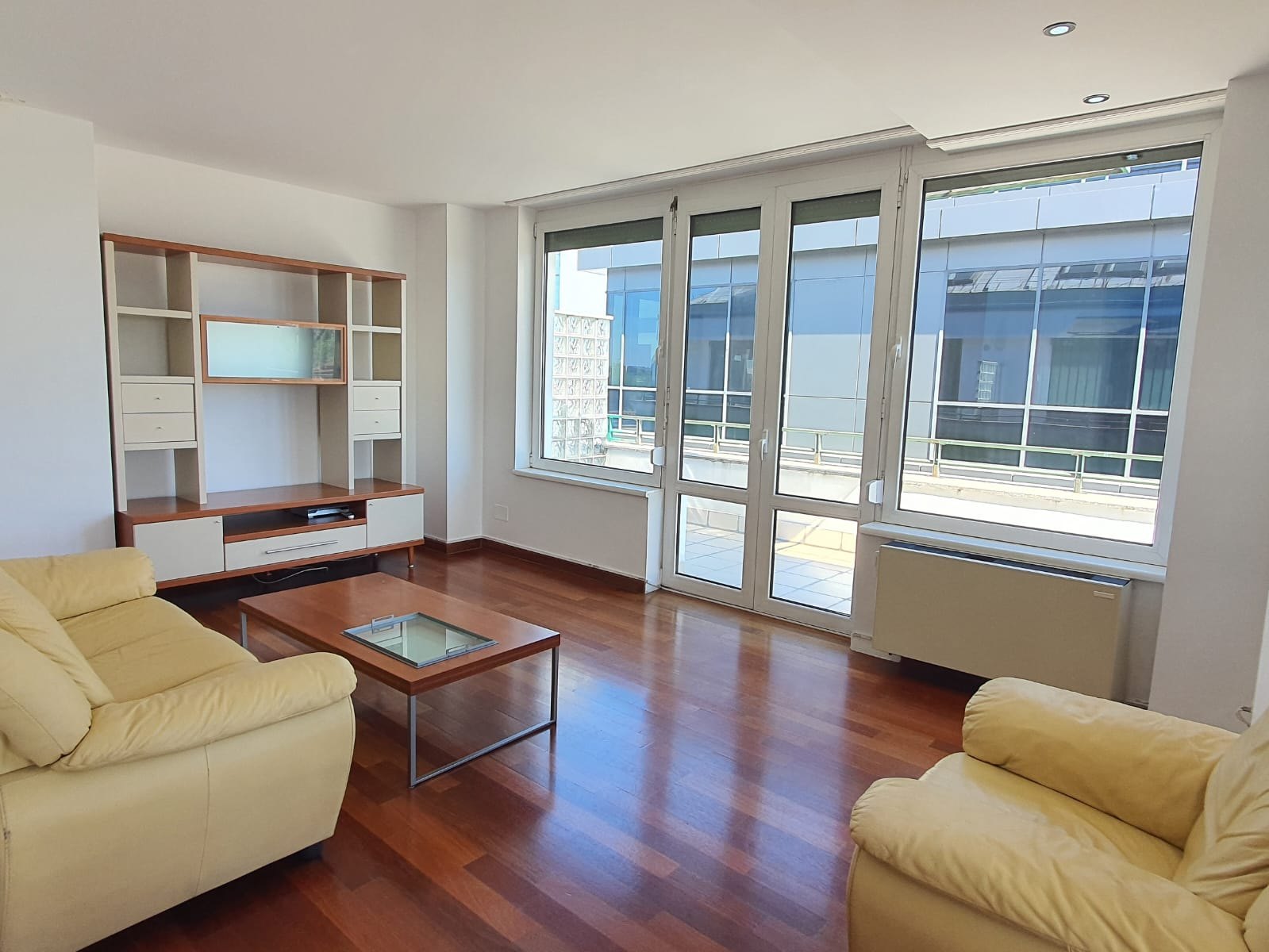 Zona de zi a penthouse-ului Mareșal Averescu, vedere spre Arcul de Triumf