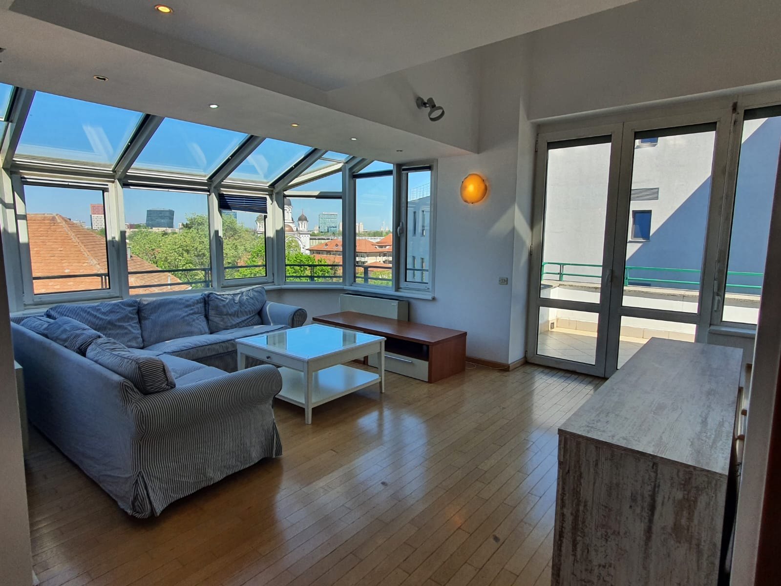 Livingul penthouse-ului Mareșal Averescu, vedere spre Mănăstirea Cașin