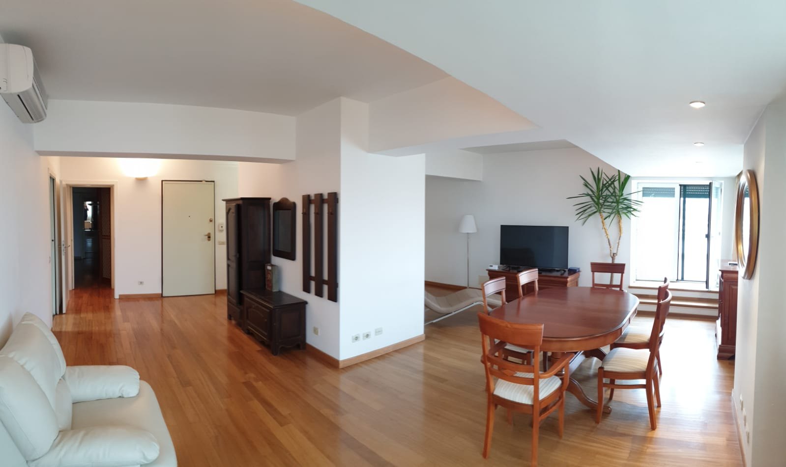 Zona de zi a penthouse-ului din apropierea Grădinii Icoanei